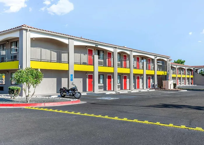 Motel: Econo Lodge West - Coors Blvd